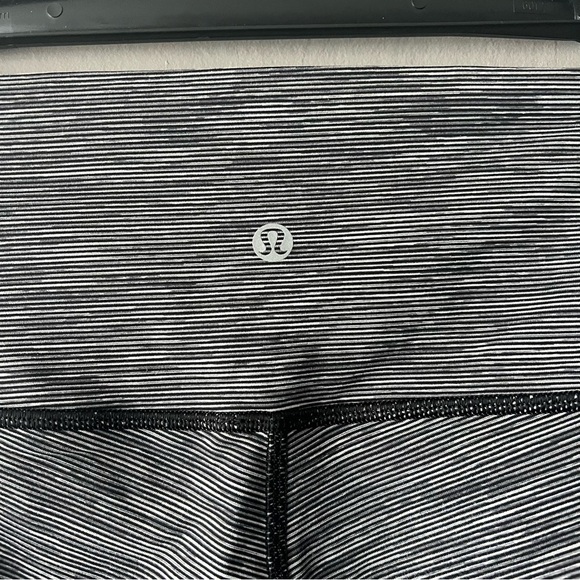 Lululemon Grey Striped Wunder Under Hi- Rise 17” Crop Leggings Size 2 - Picture 4 of 5